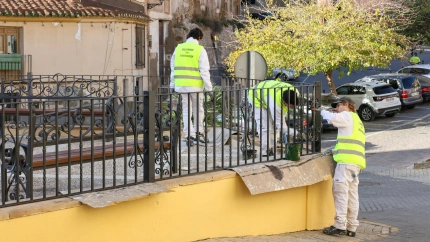 Alumnos de un programa de empleo y formación pintan mobiliario urbano, en una imagen de archivo