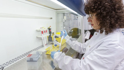 ZARAGOZA 17/12/2025.- La doctora Águeda Sáenz Martínez (Logroño 1994) durante una entrevista concedida a la Agencia EFE. "La ciencia y el patrimonio van de la mano", asegura Sáenz Martínez, la investigadora principal de CoNFine, un proyecto europeo pionero liderado desde Aragón que comenzará en enero en México y plantea tratamientos basados en enzimas inmovilizadas en nanopartículas como alternativa sostenible y eficaz a los biocidas tradicionales que se emplean para combatir el biodeterioro en monumentos históricos. EFE/Javier Belver