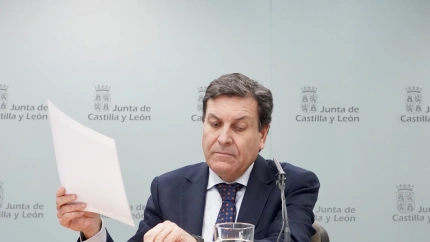 El portavoz de la Junta, Carlos Fernández Carriedo, explica el problema de los bonos