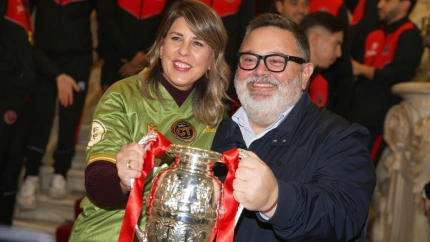 La alcaldesa de Cartagena y el presidente del Jimbee muestran la Supercopa