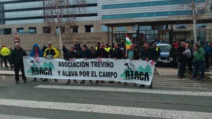 Tractorada de Ataca ante el Gobierno vasco