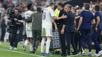 Tensión entre Vinicius y Simeone durante el cambio de Vinicius en la semifinal de la Supercopa de España