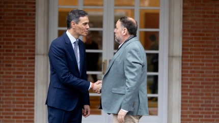 El presidente del Gobierno, Pedro Sánchez, recibe al presidente de Esquerra Republicana de Catalunya (ERC), Oriol Junqueras, en el Palacio de la Moncloa