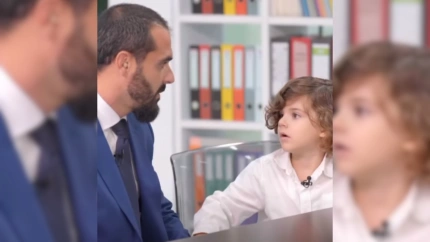 Antonio y su padre conversan durante la supuesta "entrevista de trabajo"