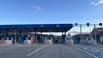 Un vehículo se detiene en las cabinas de La Magdalena (AP-66)