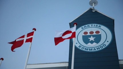 Las banderas de Dinamarca y Groenlandia ondean frente al Comando Ártico en Nuuk, la capital groenlandesa. Siete países europeos han expresado su solidaridad con Groenlandia ante la amenaza de Estados Unidos de anexionarse la isla ártica, afirmando que solo Groenlandia y Dinamarca tienen derecho a decidir sobre su futuro.