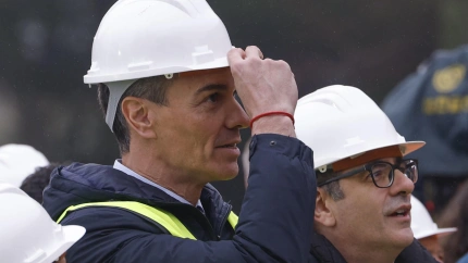 El presidente del Gobierno, Pedro Sánchez (i) junto al ministro de Justicia, Félix Bolaños