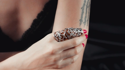 Mujer con brazalete de playa