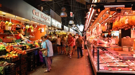 La gente compra en el mercado de Barcelona (Mercat de Sant Josep de la Boqueria), un gran mercado público con entrada
