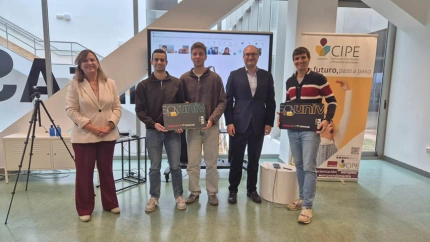 Álvaro y Víctor en el momento de recibir el premio UCLM Emprende
