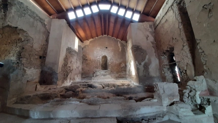 Excavaciones en el interior de la ermita de San Clemente, con diferentes estratos pertenecientes a templos anteriores