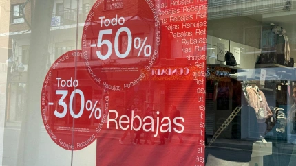 Así lucen los escaparates de Dénia en rebajas