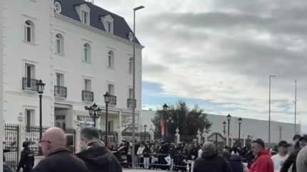 La ciudad de Albacete vive hoy una jornada histórica de fútbol. Por primera vez en dos décadas, el Real Madrid visita el estadio Carlos Belmonte, y la expectación se refleja en cada rincón de la capital manchega. Se esperan 16.700 espectadores para un partido que promete emociones intensas y un ambiente único.Desde primera hora, la ciudad se encuentra en modo fútbol. Bares y restaurantes colman sus reservas, mientras los aficionados comentan con entusiasmo la llegada del equipo blanco. En el Hotel Boss Alicia, recientemente reinaugurado, se concentran ya unos 200 seguidores que esperan ver de cerca a jugadores como Camavinga o Chouaméni. Según nuestro corresponsal Miguel Yeste, algunos llegaron al hotel a las cinco y media de la mañana para asegurarse un buen lugar.La llegada del avión del Real Madrid se ha retrasado hasta las 13:45, lo que ha generado cierta impaciencia entre los aficionados. Sin embargo, la emoción no decae: pancartas, camisetas y cánticos acompañan la espera. Yeste destacó también que el hotel fue elegido por el club no solo por su ubicación estratégica, sino también por su capacidad de atención, incluyendo un menú diario asequible que permitirá a la expedición del equipo comer antes del partido.La previsión meteorológica no supone un obstáculo: se esperan máximas de 13 grados en Albacete, con mínimas nocturnas de 2 grados, por lo que los asistentes deberán abrigarse para disfrutar del partido.Las autoridades locales han recomendado a los ciudadanos planificar su llegada con antelación. Desde las 17:30, la Policía Local cortará el acceso a la Avenida de España desde Plaza Benjamín Palencia hacia el Corte Inglés, dejando solo vías alternativas hacia el estadio. Asimismo, se aconseja a los aficionados entrar al Carlos Belmonte al menos una hora antes del inicio del partido para evitar colas prolongadas y problemas con los códigos de las entradas.Más allá del estadio, la ciudad se llenará de ambiente futbolístico. Las terrazas de bares y cafeterías a lo largo de la Avenida de España y Plaza Benjamín Palencia se convertirán en puntos de encuentro para quienes no han conseguido entrada, pero quieren vivir la previa de esta histórica cita.Entre los seguidores, las emociones están divididas. Muchos madridistas residentes en Albacete se muestran entusiasmados por ver a su equipo, mientras que los seguidores locales del Albacete Balompié esperan con ilusión un posible golpe de efecto en la Copa del Rey. “Va a ser un espectáculo y lo vamos a vivir todos a lo grande”, comentaba un aficionado, reflejando el sentir general de la ciudad.Albacete se prepara para una tarde que quedará grabada en su memoria colectiva: un regreso esperado, un estadio lleno y una ciudad que, por unas horas, late al ritmo del fútbol.