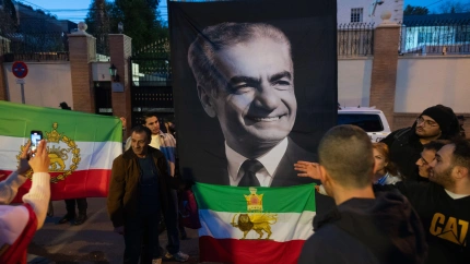 Manifestantes portan una gran pancarta con la imagen del miembro de la oposición iraní al gobierno de la República Islámica de Irán, Reza Pahlavi, durante una protesta frente a la Embajada de Irán.