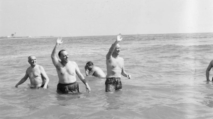 Manuel Fraga en la playa de Palomares (Almería).El 8 de marzo de 1966, hace hoy 50 años, Europa Press tomó esta fotografía en la que se ve al entonces ministro de Información y Turismo, Manuel Fraga, junto al embajador de Estados Unidos, Angier Biddle Duke, en la playa de la localidad almeriense de Palomeras, donde pocos meses antes se produjo un accidente aéreo entre dos aeronaves estadounidenses.ALMERÍA POLÍTICA