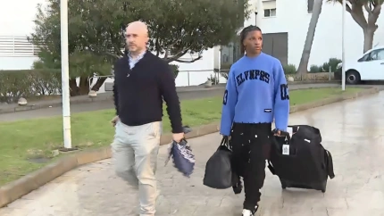 Justin Kalumba junto al Dr. Adolfo Muñoz