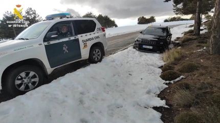 Momento del auxilio en la carretera AL-4404, en Gérgal (Almería).