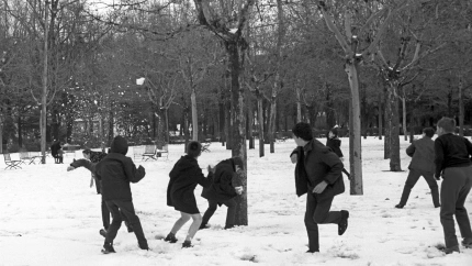 Unos niños juegan con la nieve en el parque de El Retiro en 1967, imagen de archivo