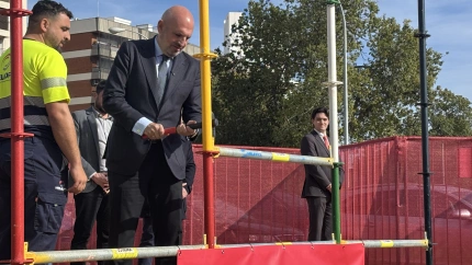 Manuel Alés colocando el primer tubo de la portada de la Feria 2026