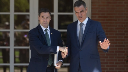 El lehendakari, Imanol Pradales (i), y el presidente del Gobierno, Pedro Sánchez (d)