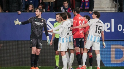 Los jugadores del Oviedo reclaman el penalti por mano de Boyomo