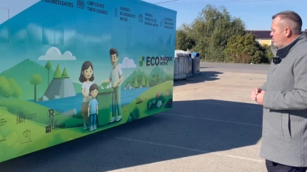 El concejal de Calidad Urbana, Juan Miguel Bayonas, observa un ecoparque móvil