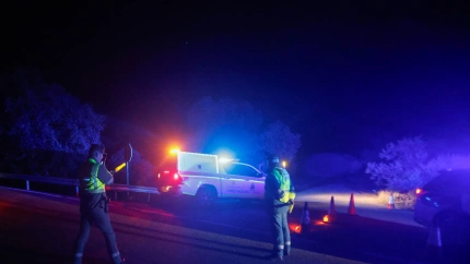 Llegada de efectivos de emergencias a la zona en la que se produjo el accidente ferroviario en el término de Adamuz, en Córdoba