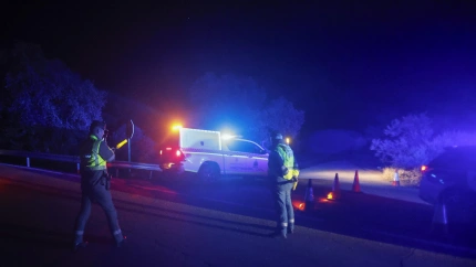 Llegada de efectivos de emergencias al lugar del accidente de tren ocurrido esta tarde en Córdoba, al descarrilar un convoy con más de 300 pasajeros y chocar con otro que circulaba por la vía contigua