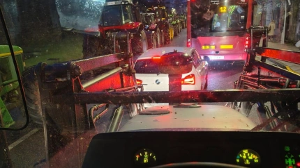 Tractores circulan por la Ronda