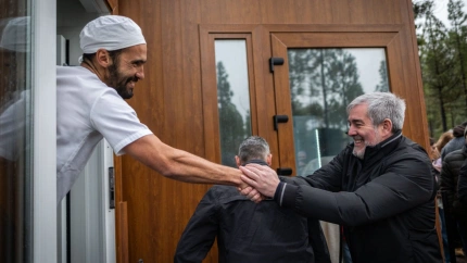 Ismael García y el presidente canario se saludan en la quesería móvil