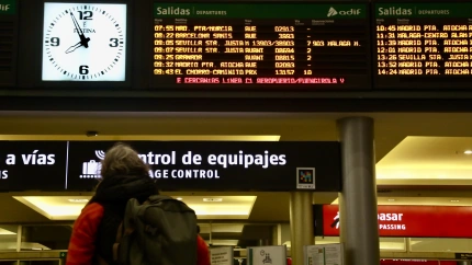 Imagen de usuarios en la estación de trenes de Málaga, María Zambrano