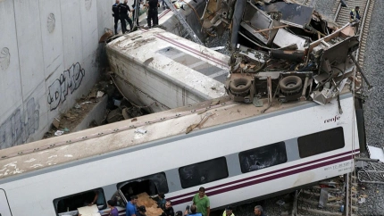 Los servicios de emergencia atienden a los heridos en el lugar del accidente donde el tren Alvia que cubría la ruta entre Madrid y Ferrol, imagen de archivo