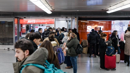 Pasajeros haciendo cola en las oficinas de alquiler de coches en la estación de Atocha