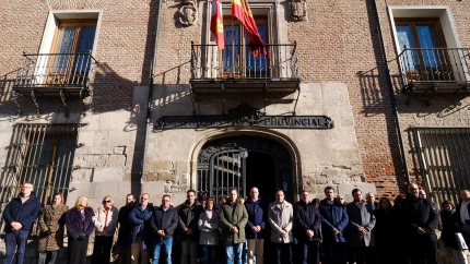Conrado Íscar, presidente de la Diputación de Valladolid, preside el minuto de silencio por el accidente ferroviario de Adamuz (Córdoba)