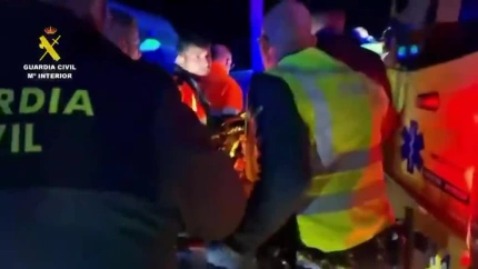 Un herido en el choque de trenes en Adamuz es trasladado en camilla