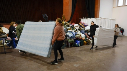 Vecinos de Adamuz ayudan con mantas y colchones para acoger a los familiares de las víctimas del accidente ferroviario