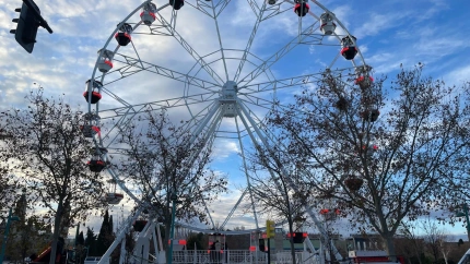 Así luce la noria gigante con la que van a poder disfrutar los zaragozanos a orillas del Ebro.