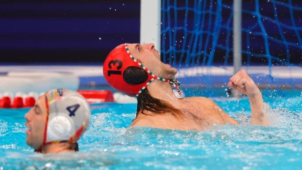 Soma Vogel, portero de Hungría, reacciona en el partido del Europeo de waterpolo frente a España