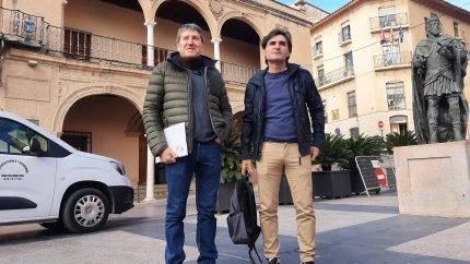 Los geólogos José Jesús Martínez y Juan Antonio López ante el Ayuntamiento de Lorca