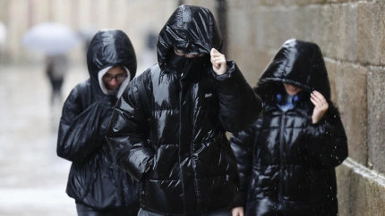 Varias chicas caminan bajo la lluvia en Santiago de Compostela este miércoles. Una nueva borrasca de alto impacto que afectará al país, llamada Ingrid