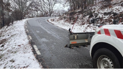 Maquinaria del Servicio de Red Viaria de la Diputación en el puerto de Honduras con nieve