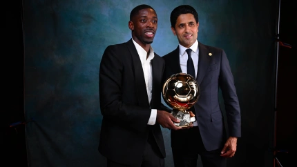 Ousmane Dembélé posa con Al Khelaifi con el trofeo del Balón de Oro.