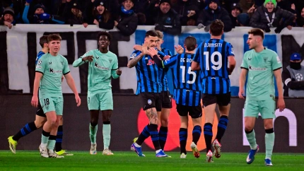 Scamacca, felicitado por sus compañeros por marcar el 1-0 para el Atalanta frente al Athletic