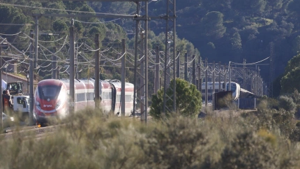 Vista del lugar del accidente de los trenes que colisionaron ayer domingo cerca de Adamuz