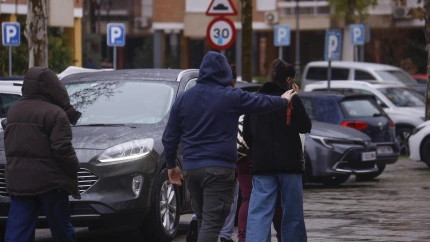 Familiares de víctimas de la colisión entre los trenes del pasado domingo en Adamuz, en el centro cívico Poniente Sur de Córdoba