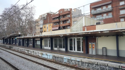 Aspecto de la Estación de Sant Adrià este miércoles cuando Adif mantiene suspendida la circulación ferroviaria en el ámbito de Rodalies en toda Cataluña tras el accidente mortal