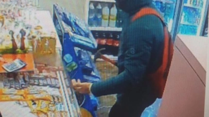 La Policía Nacional detiene a un varón que habría intentado robar en dos comercios amenazando con un martillo