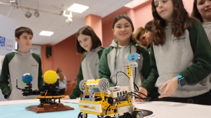 Maia y sus compañeros presentan su propuesta para viajar por el cosmos