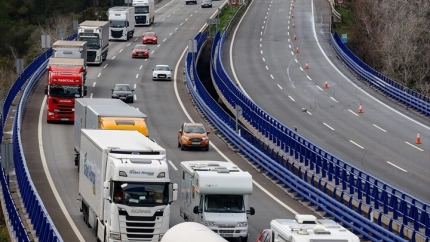 Retenciones en la AP-7 por cl cierre en Martorell dirección sur tras el accidente de Rodalies del martes