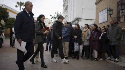 Davinchi y su madre entrando en la Parroquia Sagrado Corazón de Jesús de Huelva